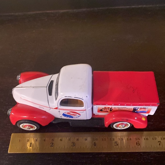 1940’s Ford Pepsi Cola die cast truck toy. Still rolls, axels move, hood lifts. - Picture 7 of 8